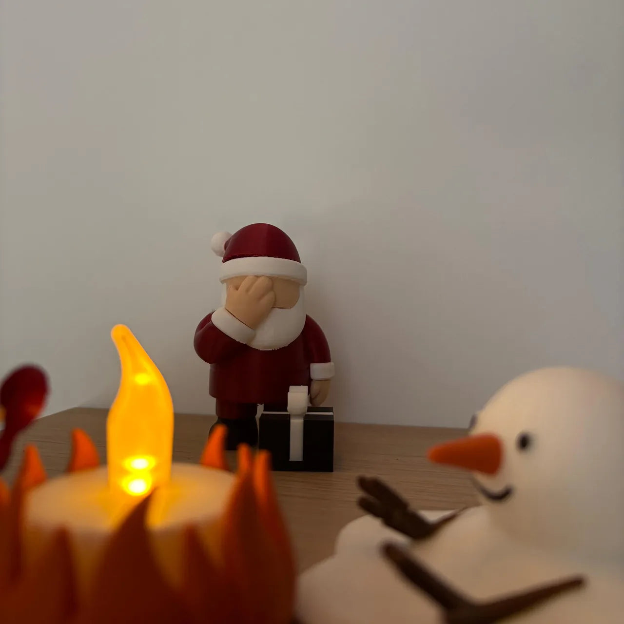 Echtes Foto des leuchtenden LED-Lagerfeuers mit Weihnachtsmann und Schneemann