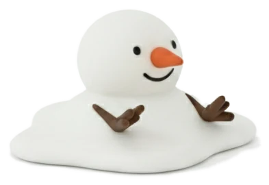 Halb geschmolzener Schneemann mit Karottennase