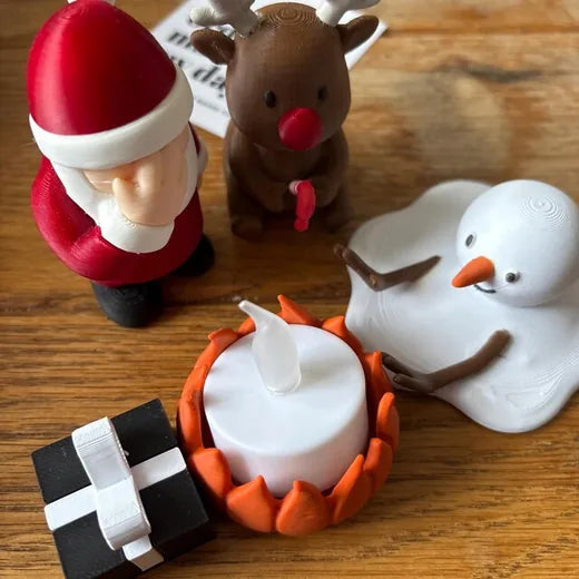 Kundenfoto von Anja: Weihnachtsmann, Schneemann und Geschenk am LED-Lagerfeuer