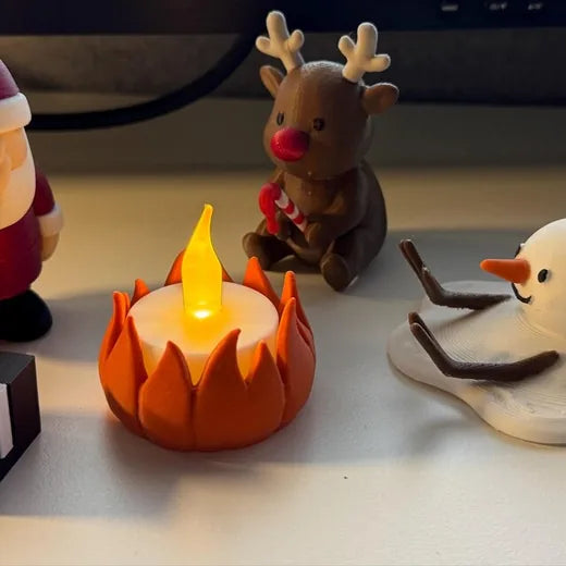 Kundenfoto von Franziska: das leuchtende LED-Lagerfeuer mit Rudolph auf dem Schreibtisch