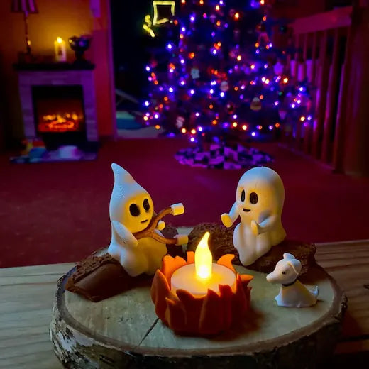 Kundenfoto des Ghost Campfire mit leuchtendem LED-Teelicht auf einem Holzpodest