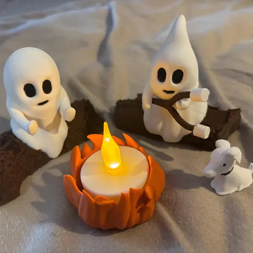 Kundenfoto des Ghost Campfire mit leuchtendem LED-Teelicht auf einem Bett